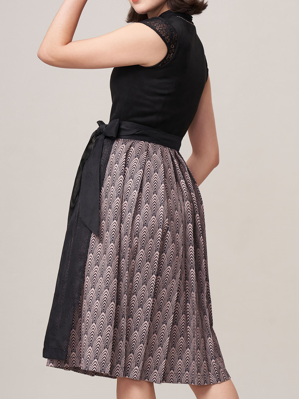 Dirndl in Schwarz mit roten Akzenten
