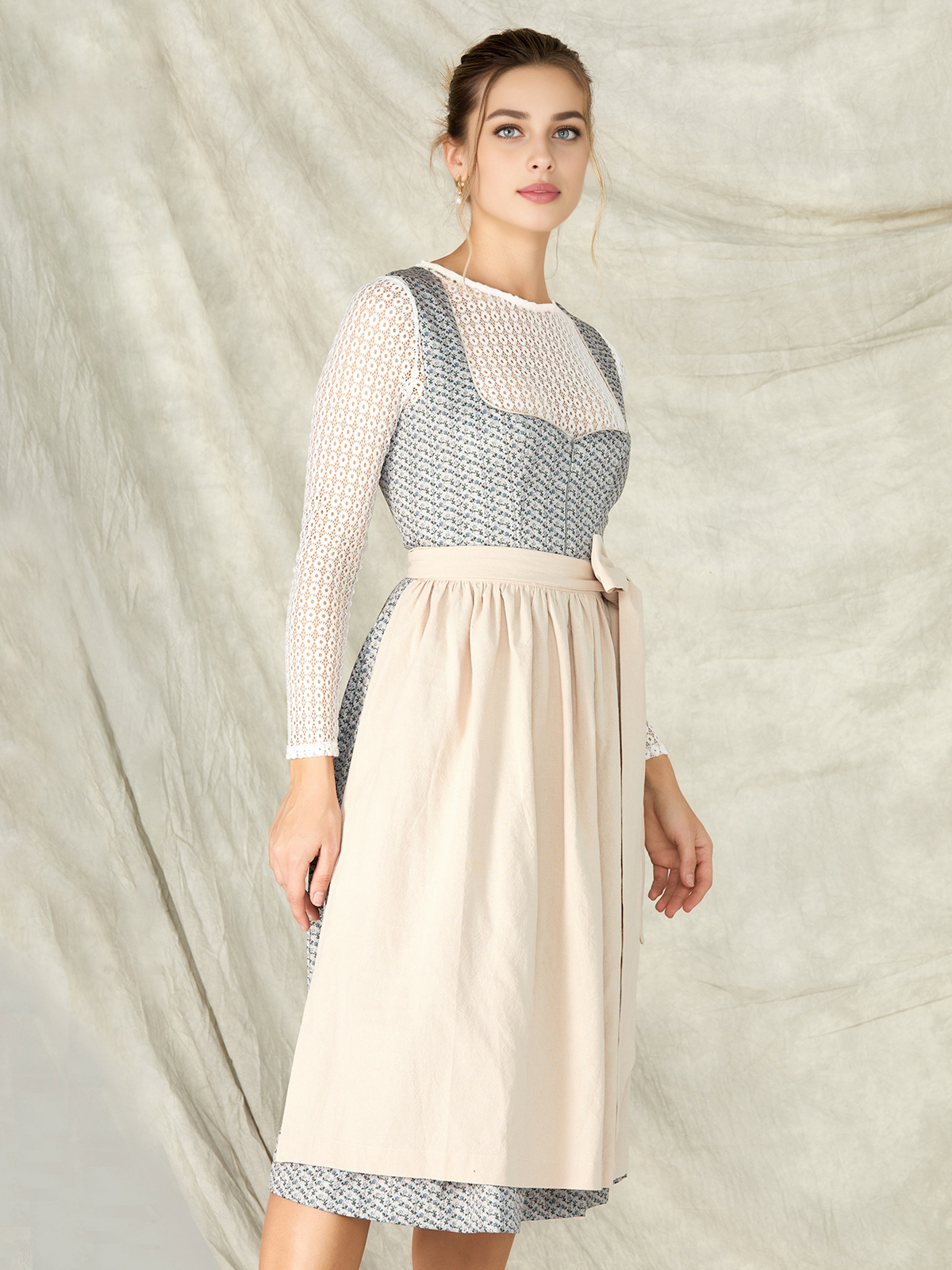 Ein elegantes blaues Dirndl mit modernen Akzenten