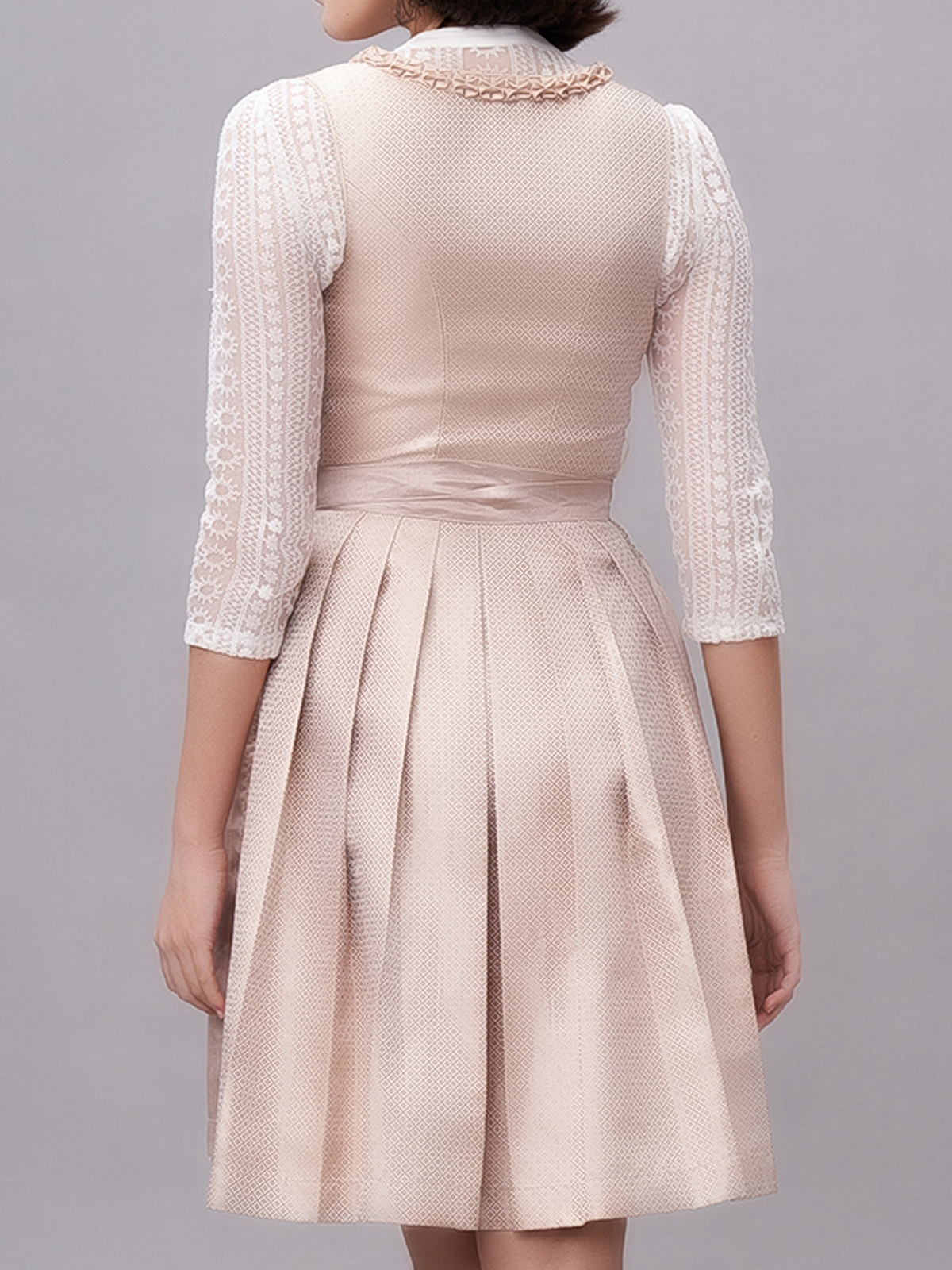 Dirndl mit großem Ausschnitt in Beige