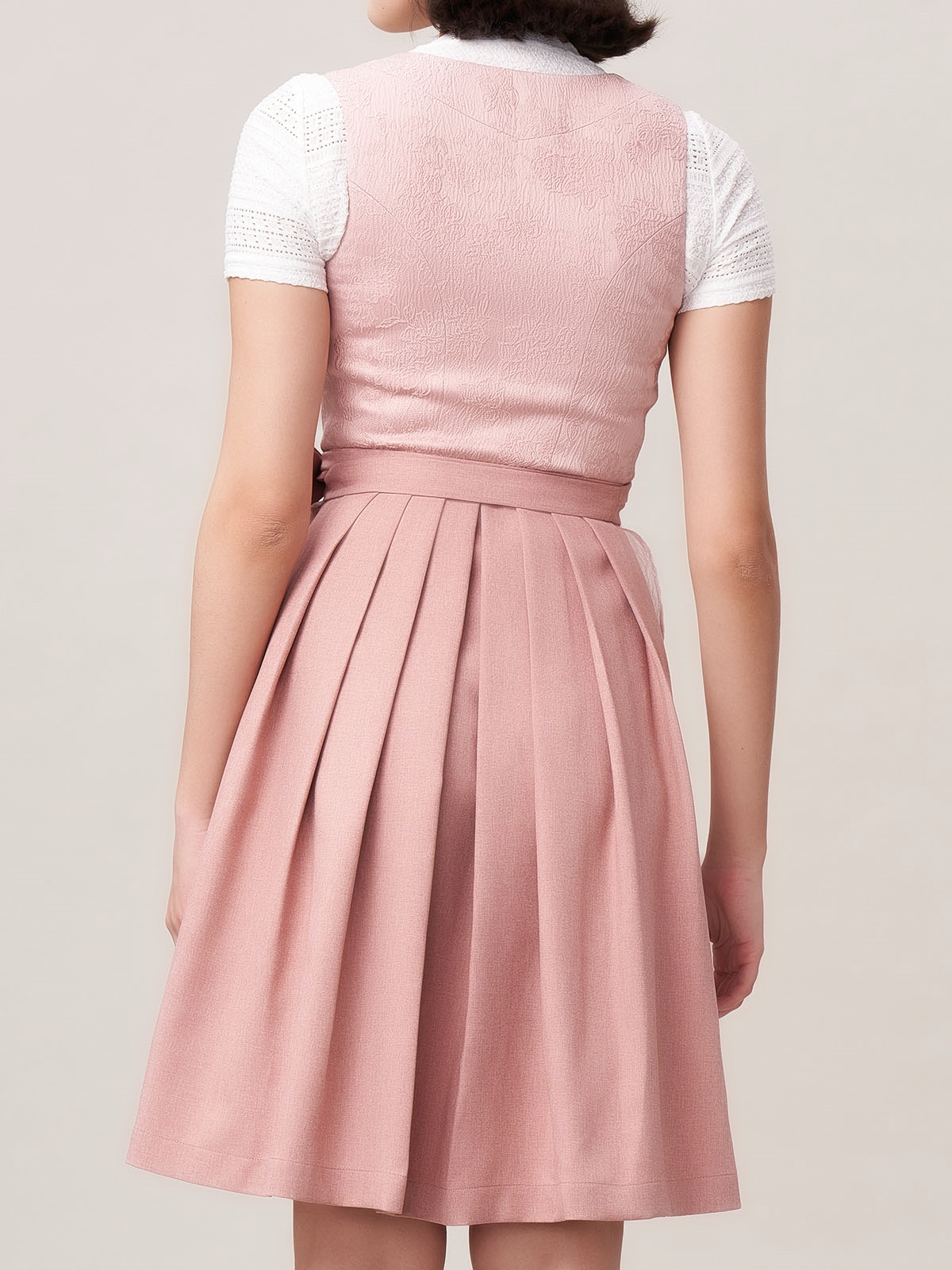 Modernes Dirndl in Rosa mit figurbetonendem Schnitt