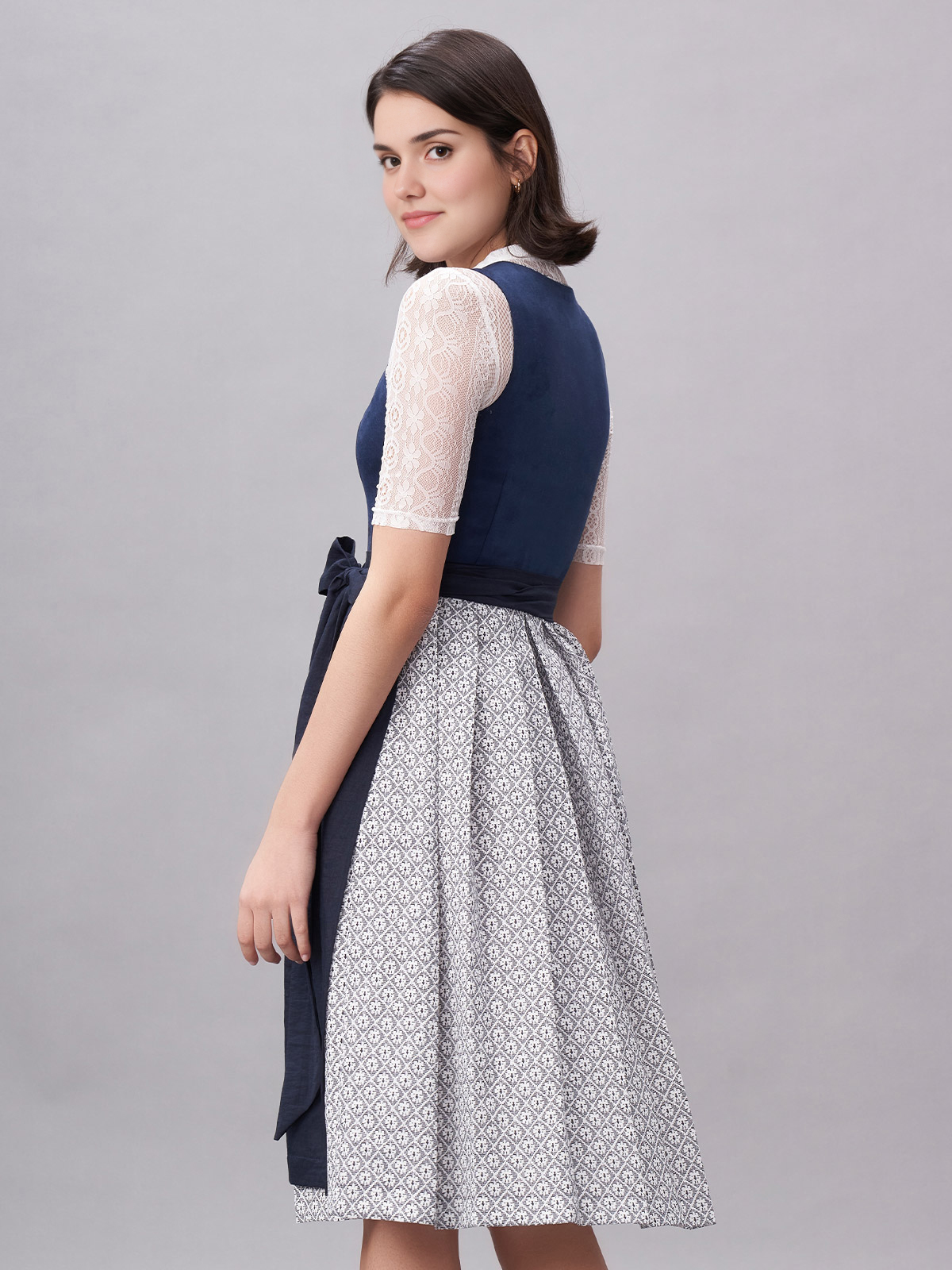 Dirndl Schwarz Weiß – zeitlos elegant