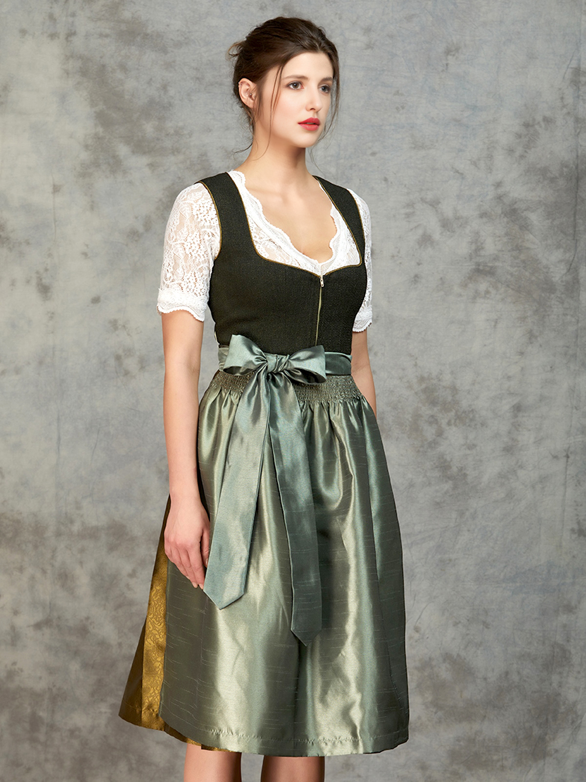 Modernes Dirndl in Grün mit floralen Details