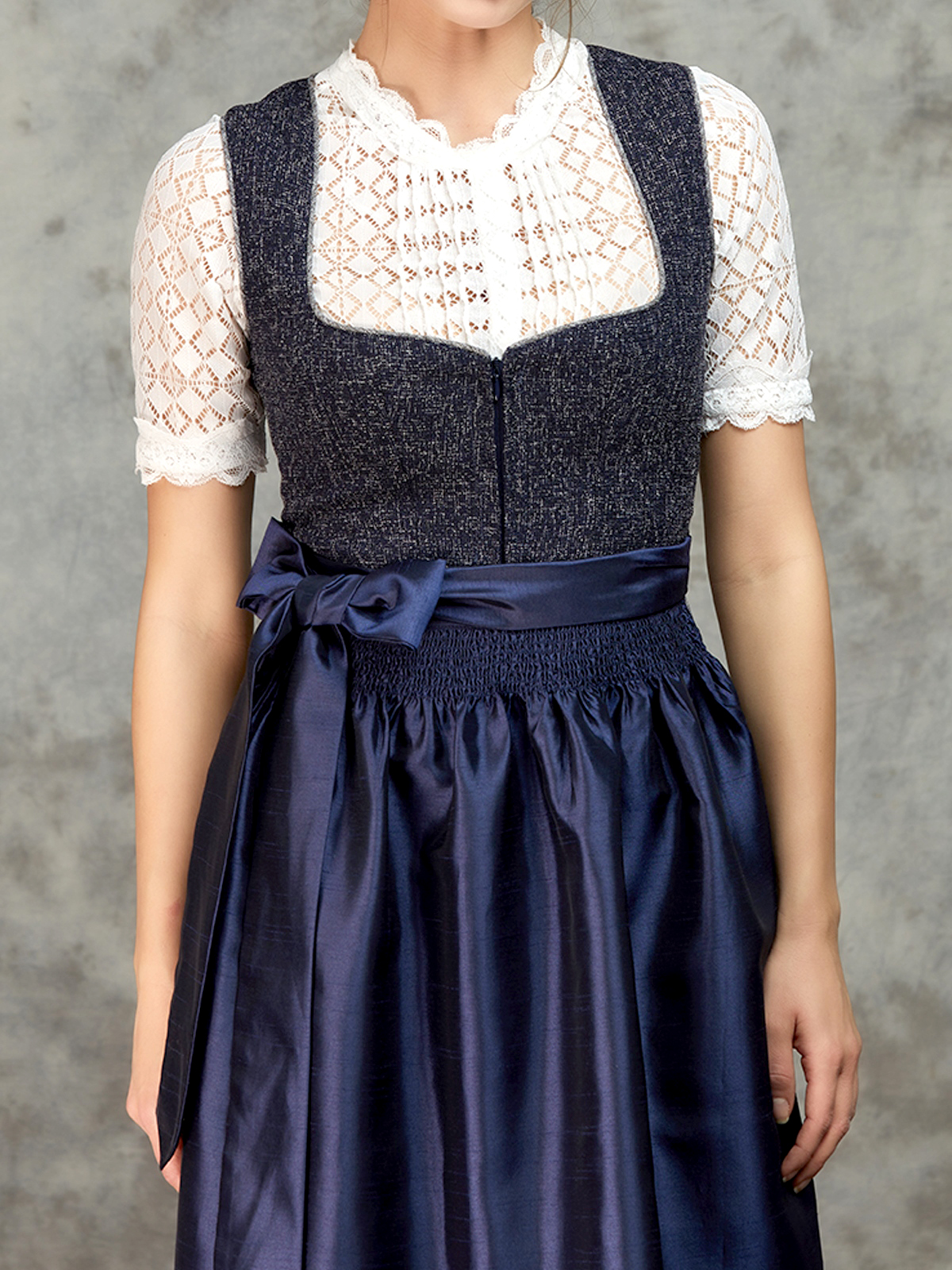 Moderne Dirndlbluse in Blau
