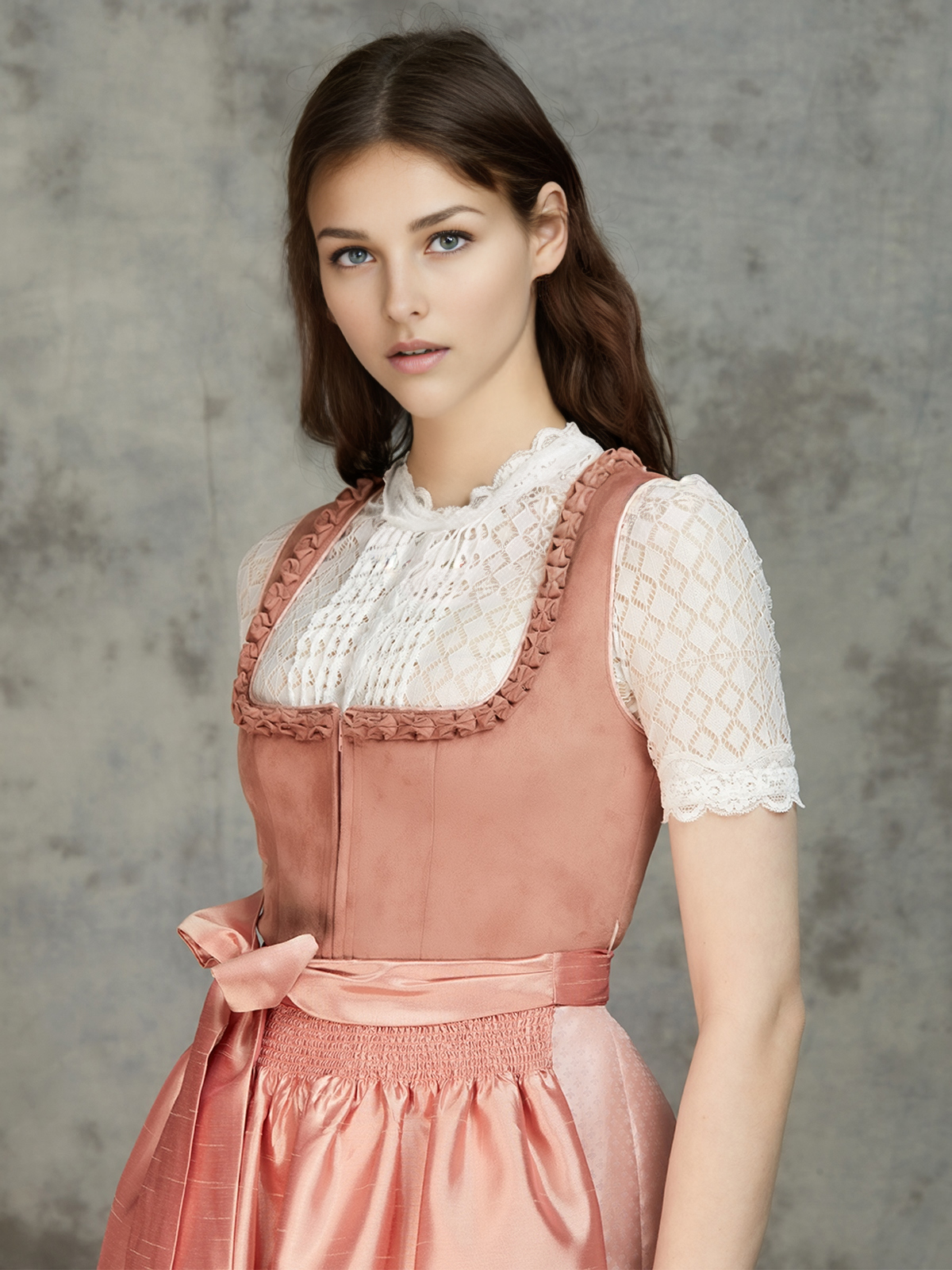 Modernes Dirndl in Rosa – perfekt für den Alltag
