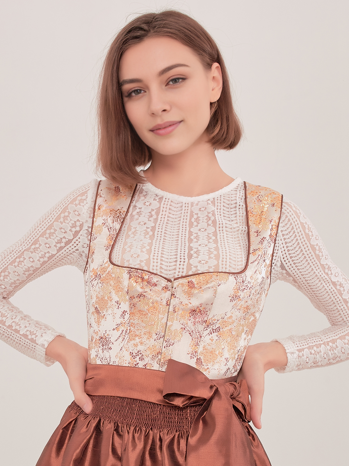 Modernes Dirndl in Gelb
