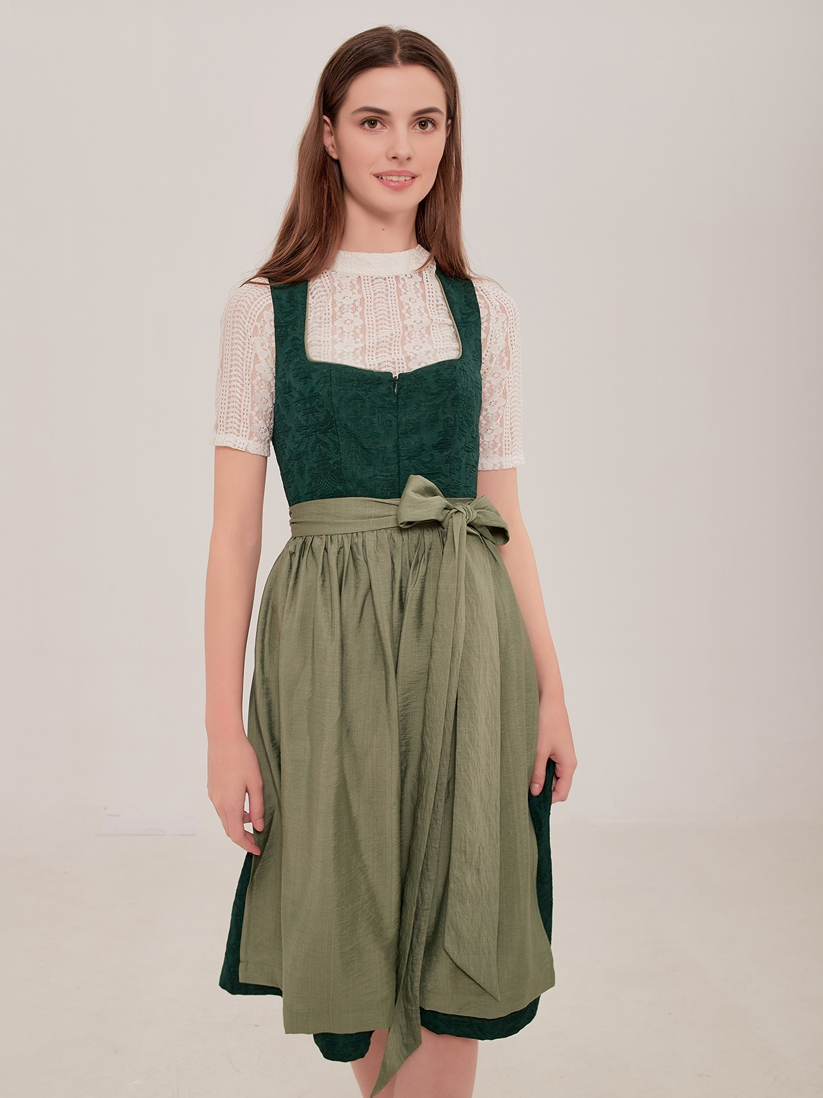 Dirndl in Grün – eine moderne Interpretation traditioneller Schnitte