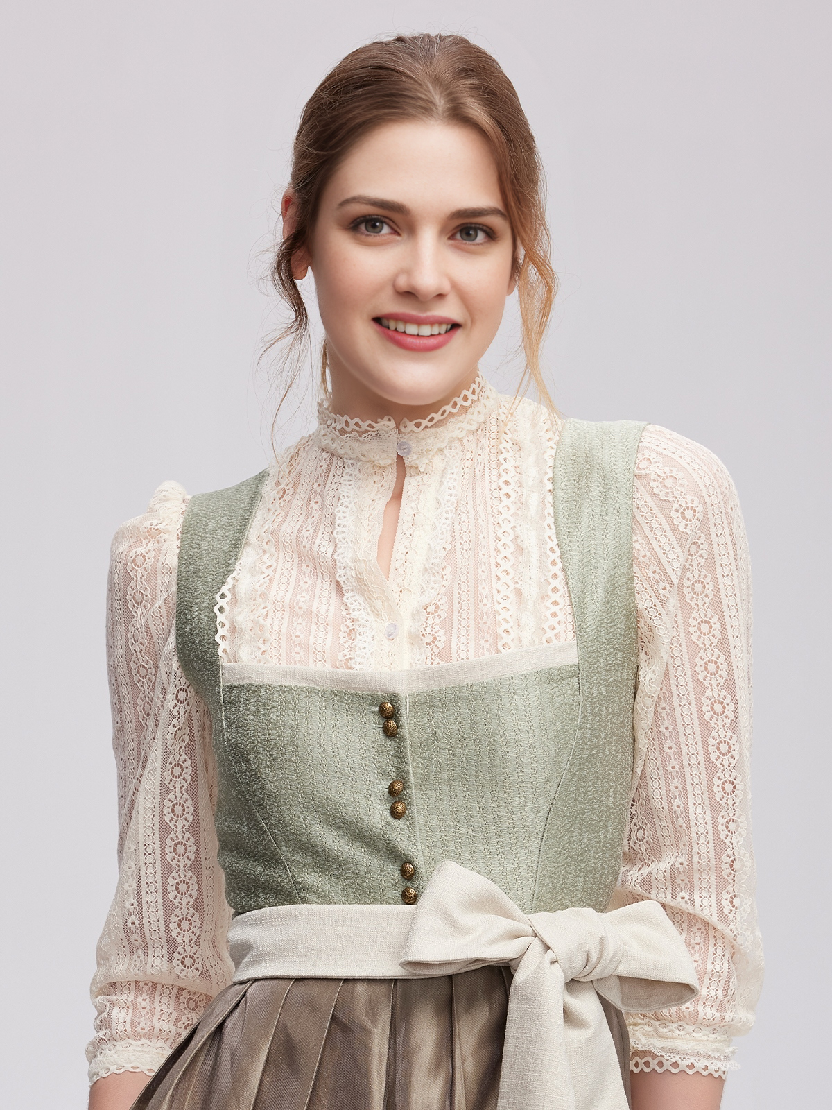 Ein atemberaubendes Alpenglanz Dirndl Grün, das Eleganz und Tradition vereint.