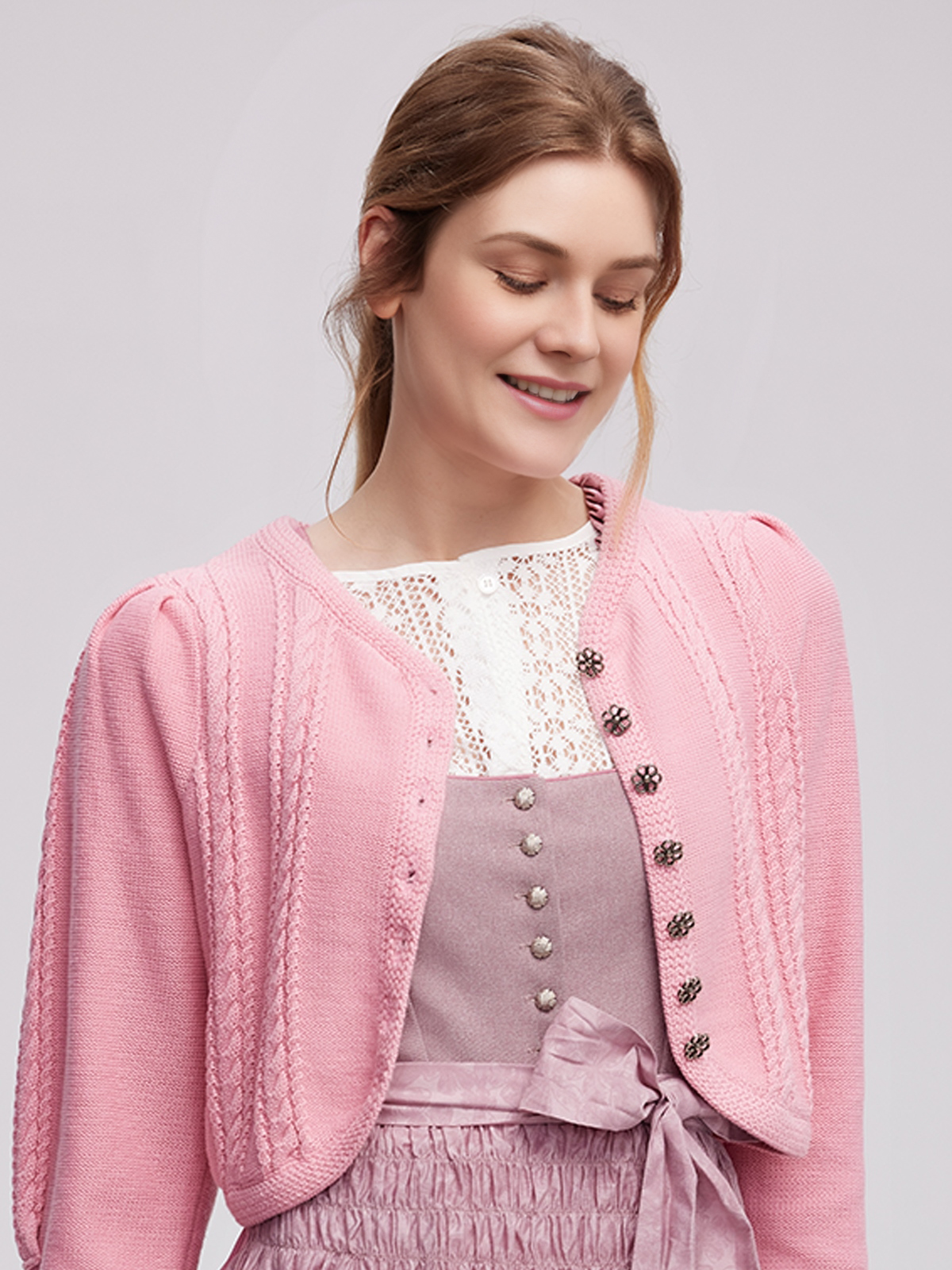 Modernes Dirndl in Rosa mit Spitzenbesatz