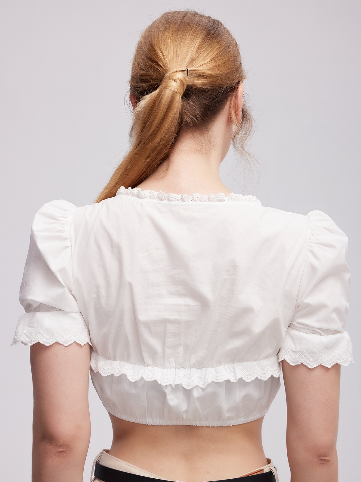 Dirndlbluse in Weiß mit Spitzenverzierung