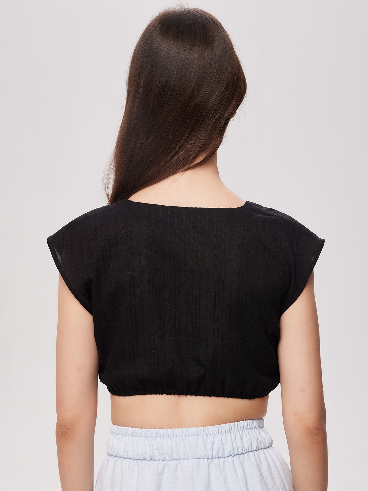 Dirndlbluse in Schwarz mit aufwendigen Details