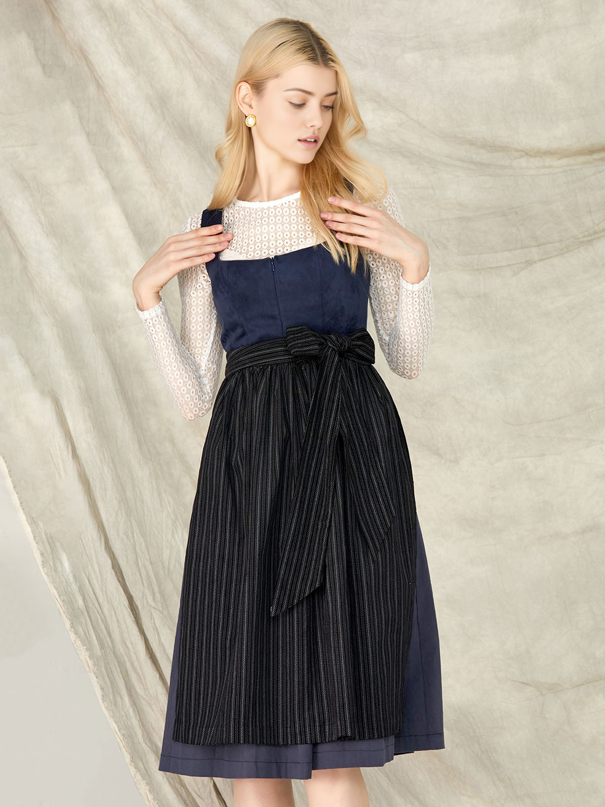 Ein elegantes blaues Dirndl mit traditionellen Stickereien