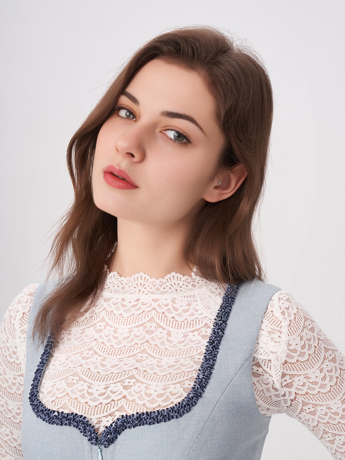 Modernes Dirndl in Blau mit weißem Herrenhemd