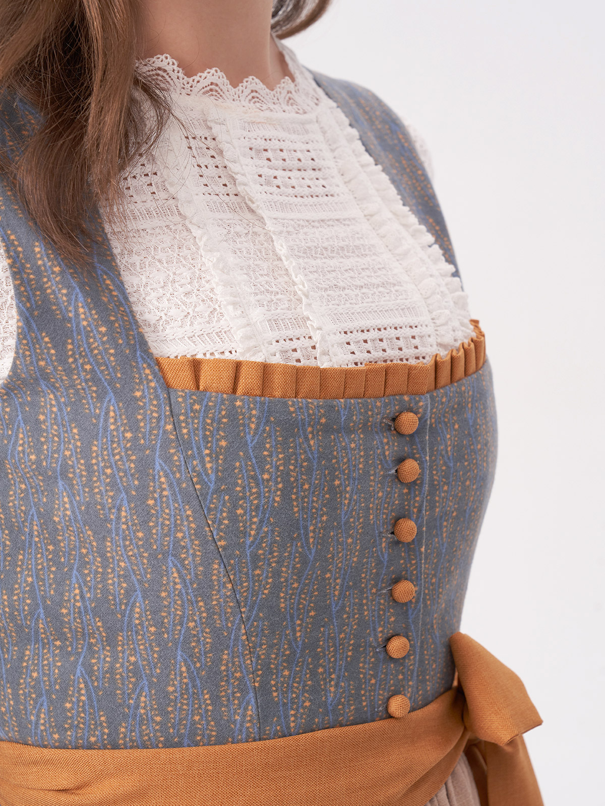 Dirndl samt dunkelblau – elegant und vielseitig