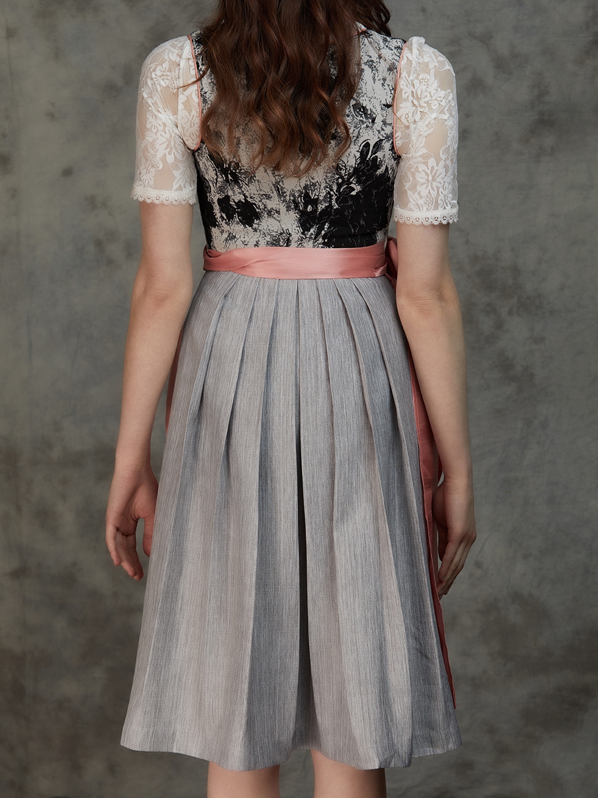 Midi Dirndl Grün – Eleganz und Tradition