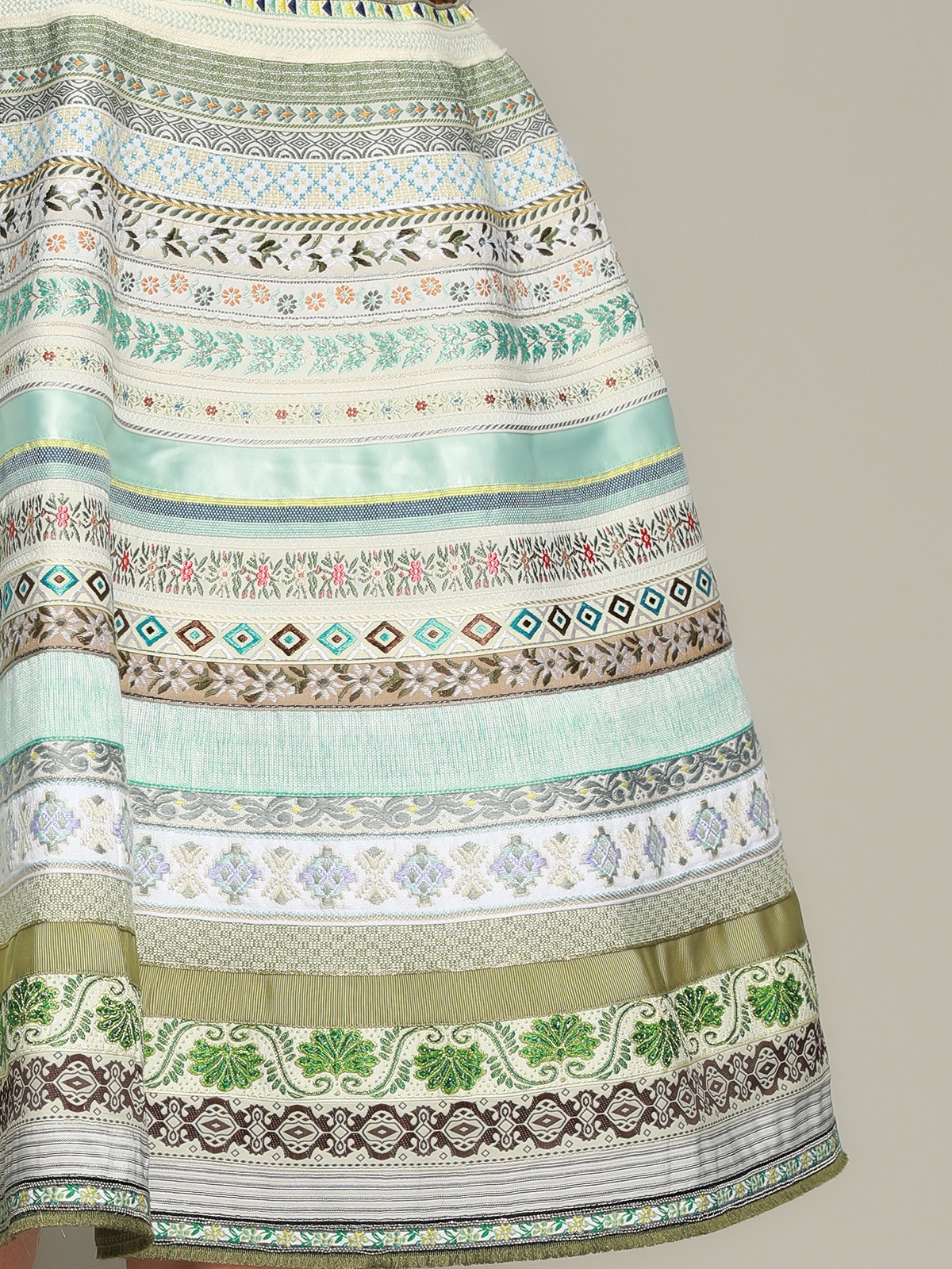 Dirndl in Grün mit floralen Akzenten