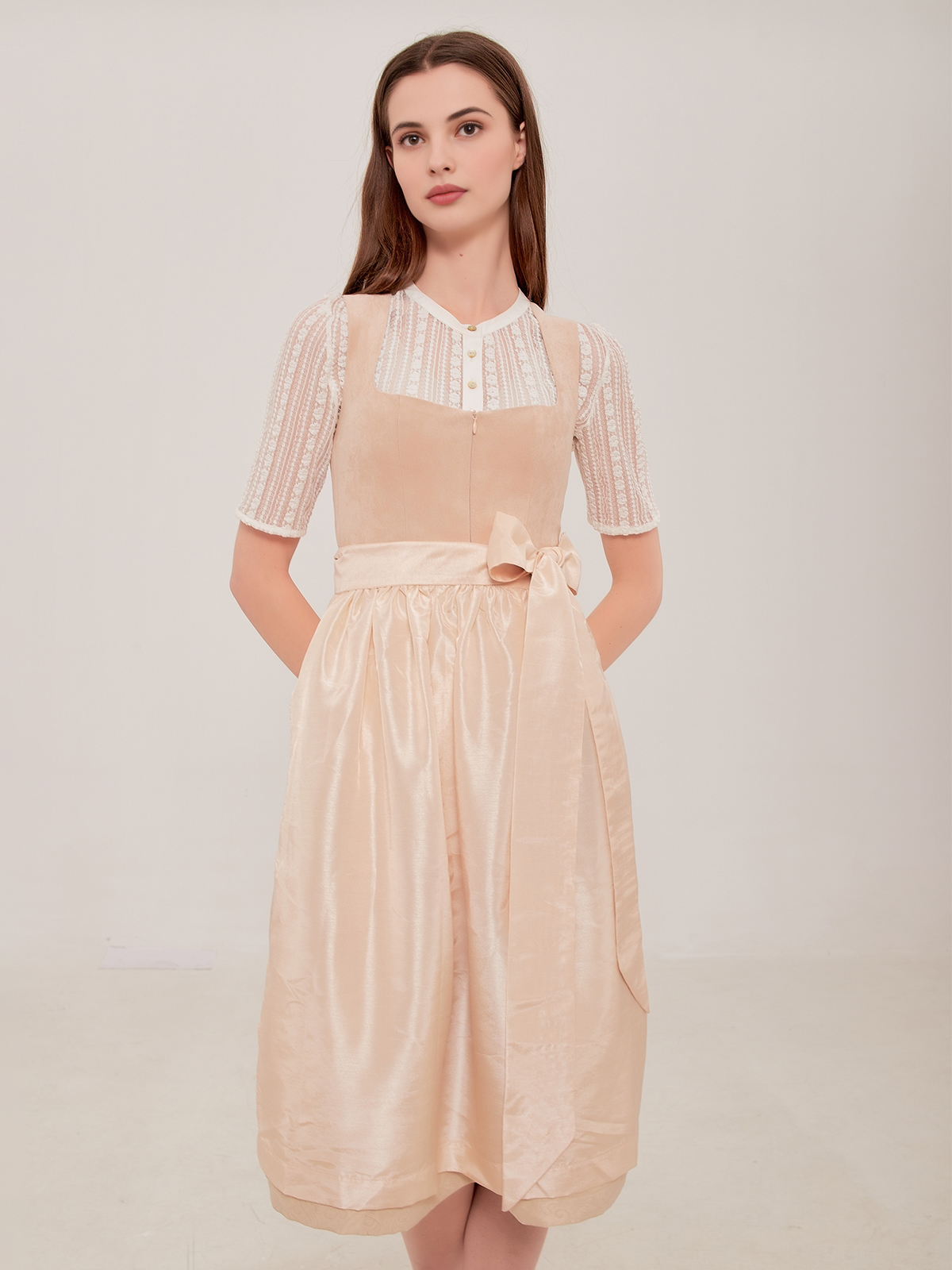 Dirndl Langarm in Beige – zeitlos elegant