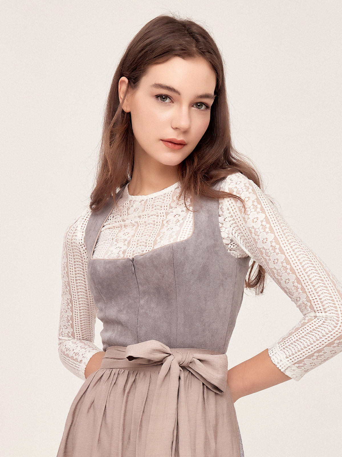 Dirndl in Grau – zeitlose Eleganz
