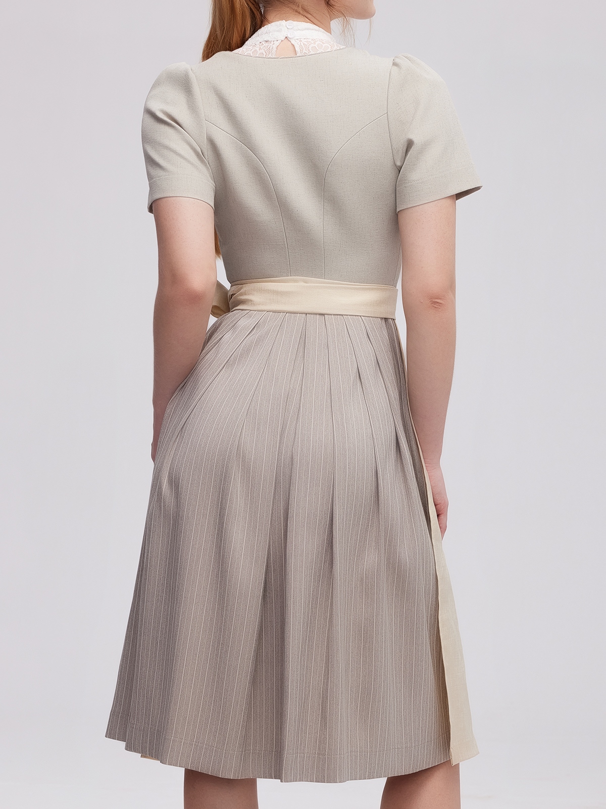 Graues Dirndl mit langärmeliger Bluse