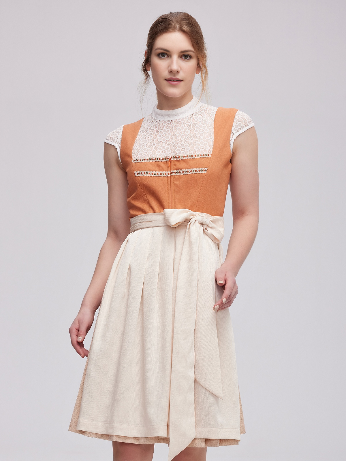 Dirndl in Orange – ein Blickfang für jeden Anlass