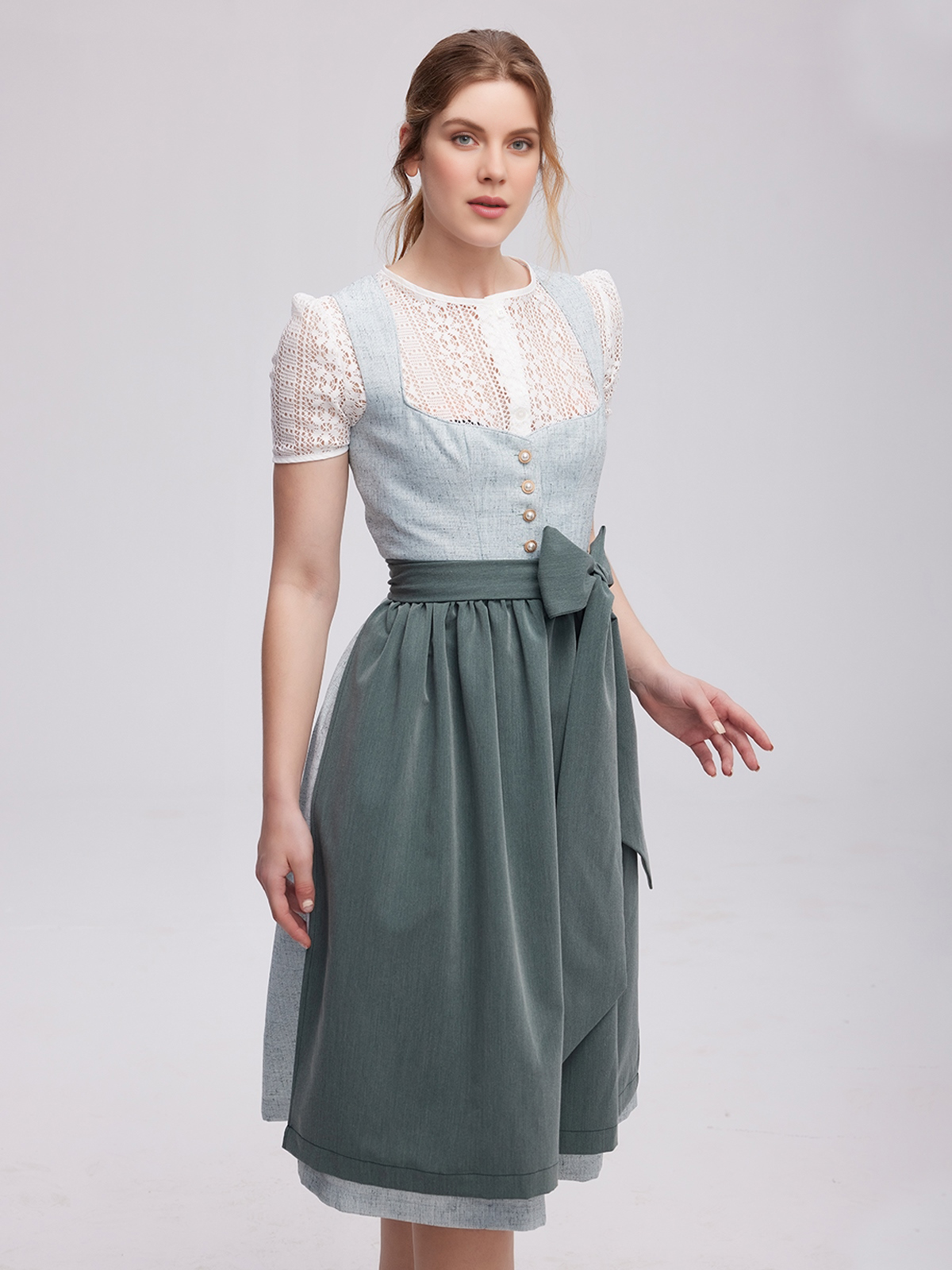 Dirndlbluse mit V-Ausschnitt und Spitze