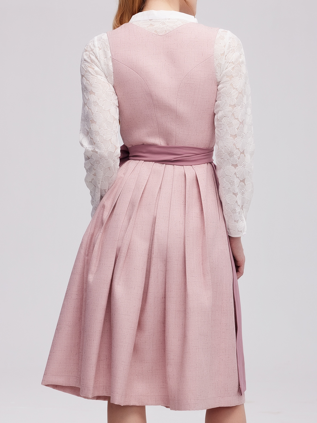 Dirndl in Rosa mit schwarzer Bluse
