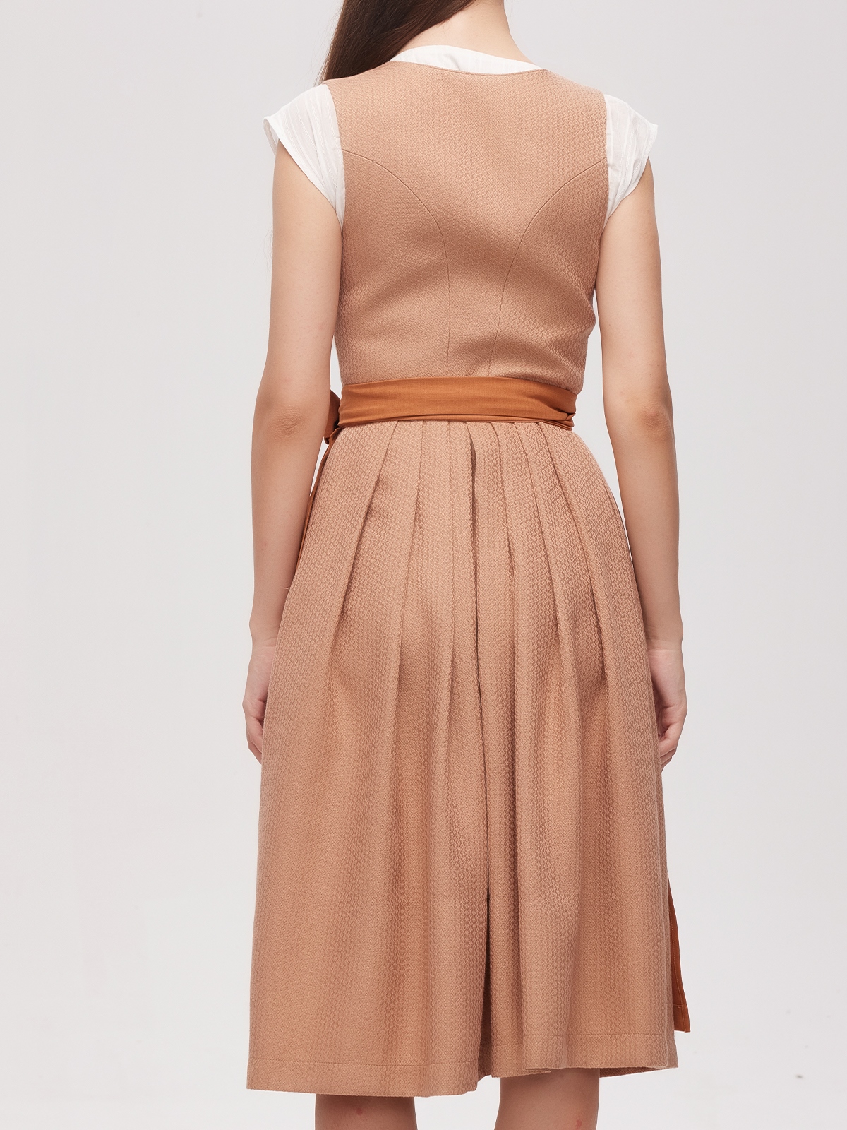 Moderne langarm Dirndlbluse in Braun mit raffinierten Details