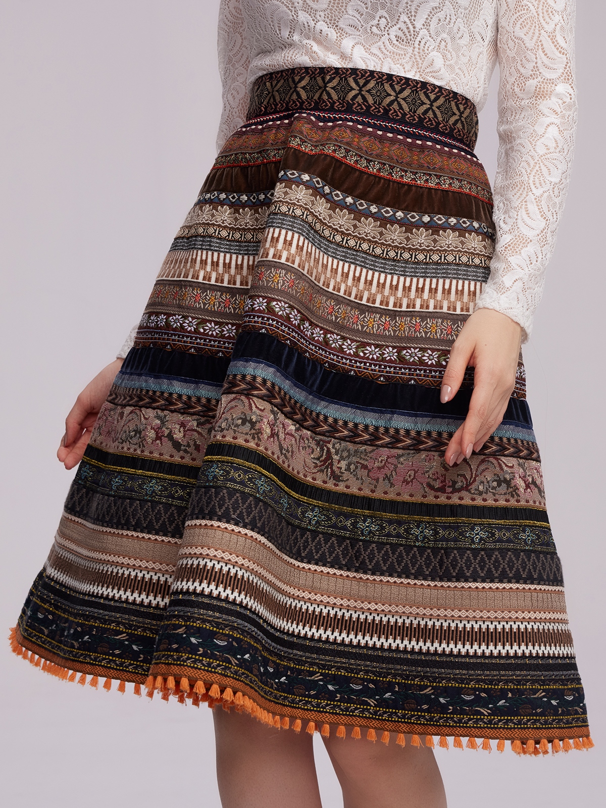 Dirndl in Braun mit stilvollen Accessoires