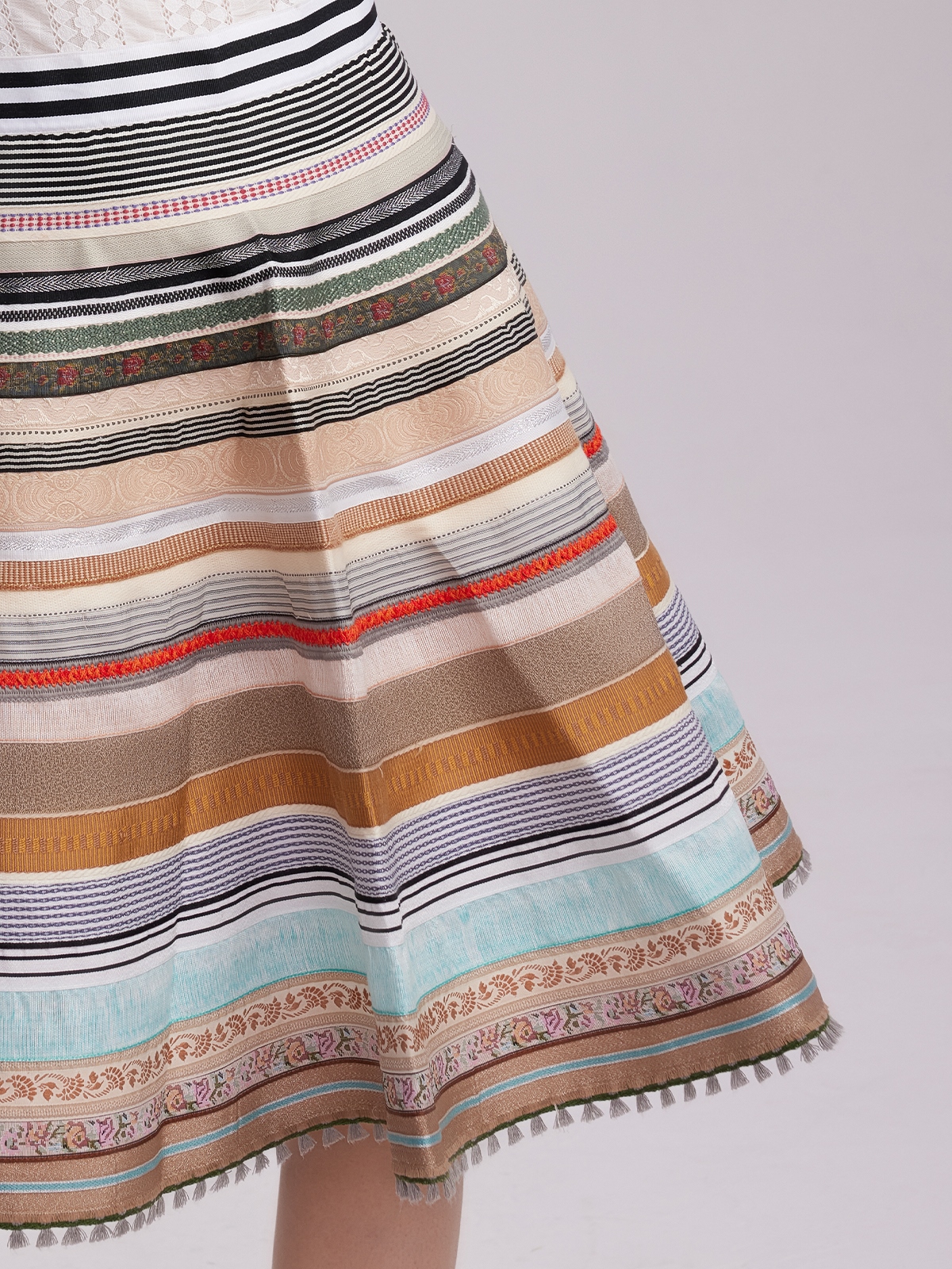 Modernes Dirndl in gelb mit frischem Design