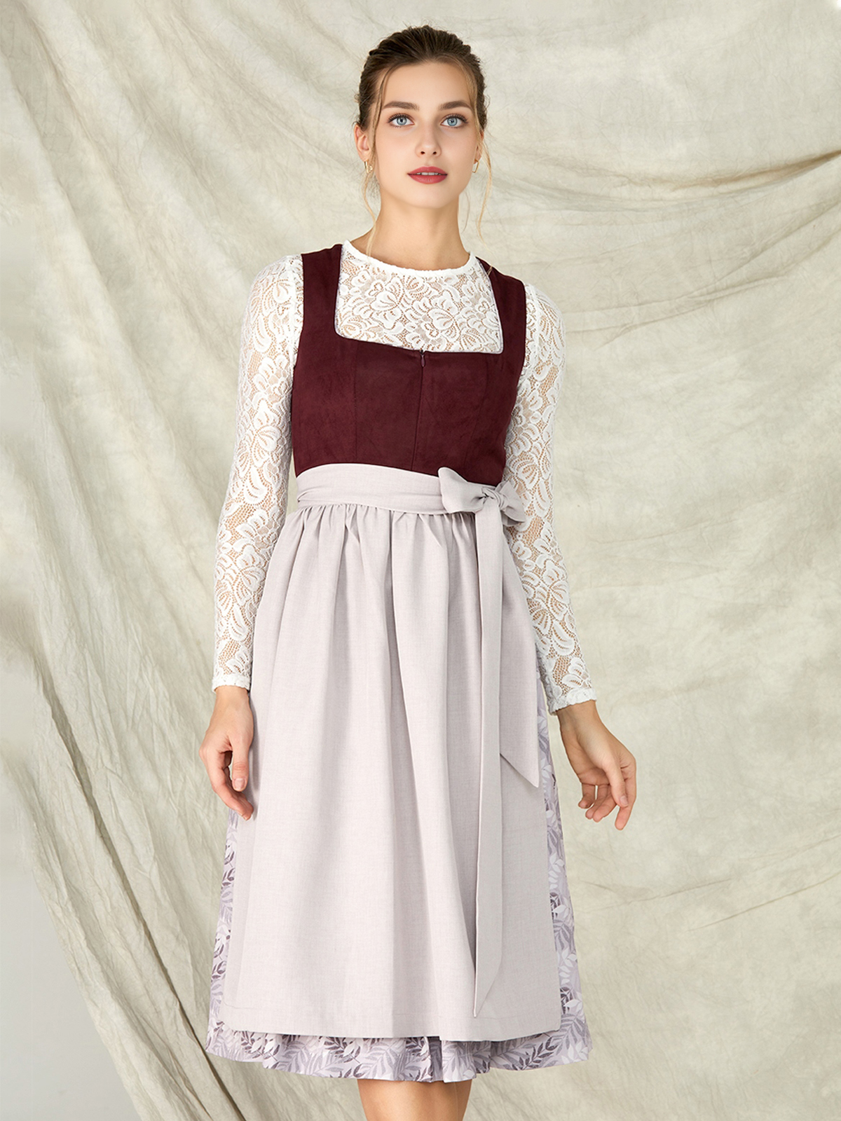 Modernes Dirndl mit femininem Ausschnitt