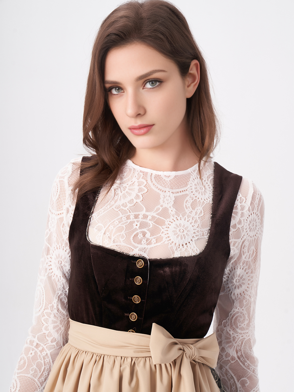 Dirndl in Braun mit detailreicher Stickerei