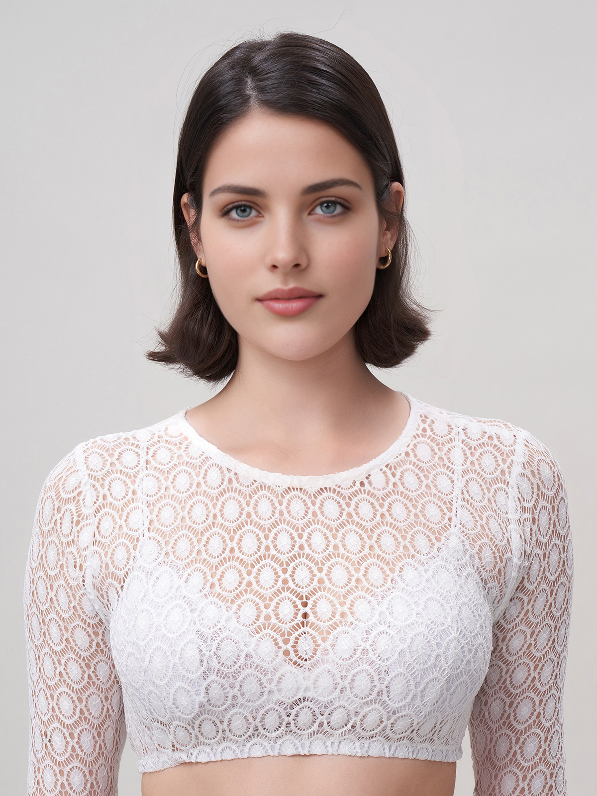 Ein schlichtes beiges Dirndl mit weißer Bluse – perfekt für jeden Anlass
