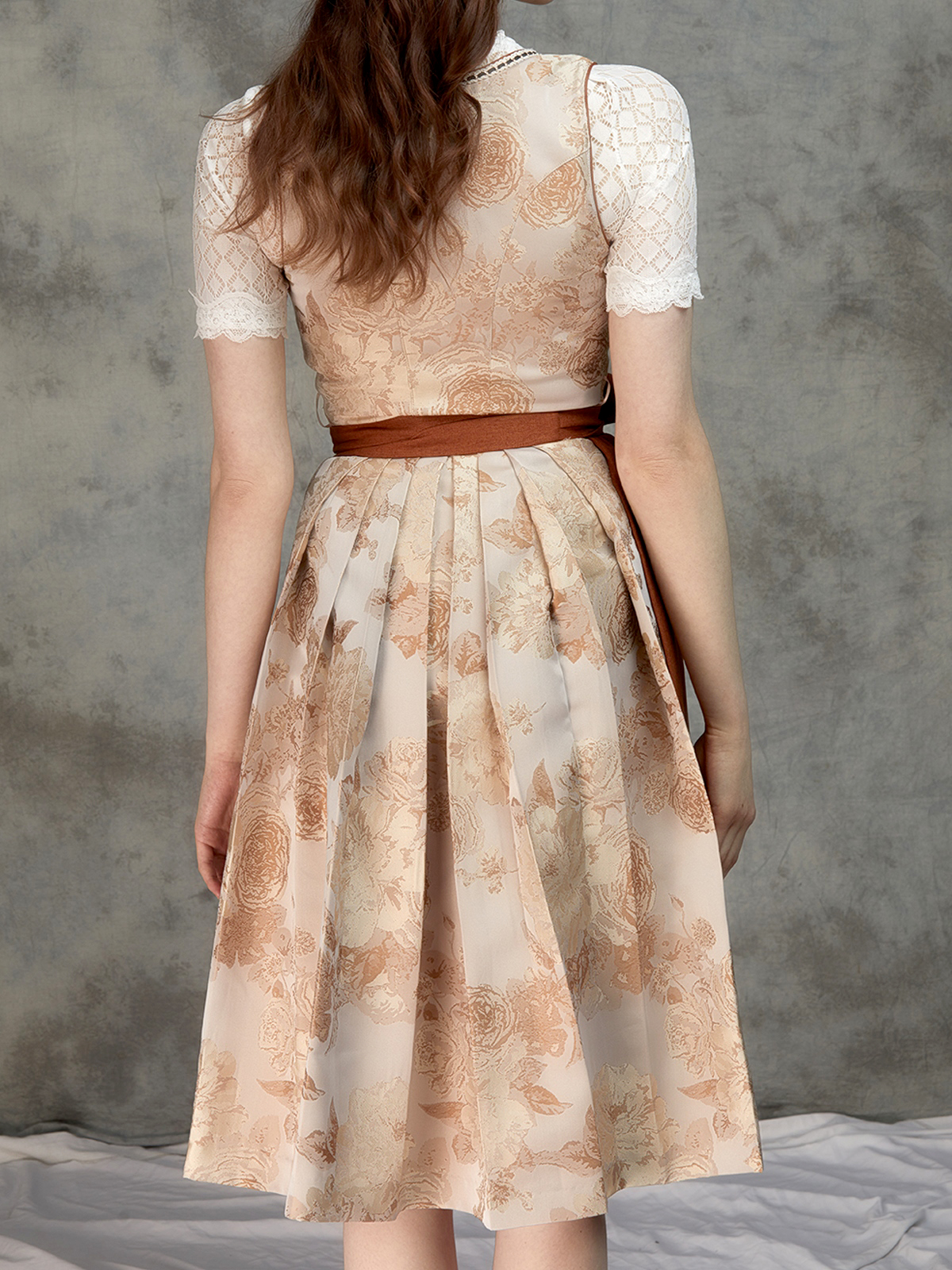 Dirndl in Braun mit floralen Details