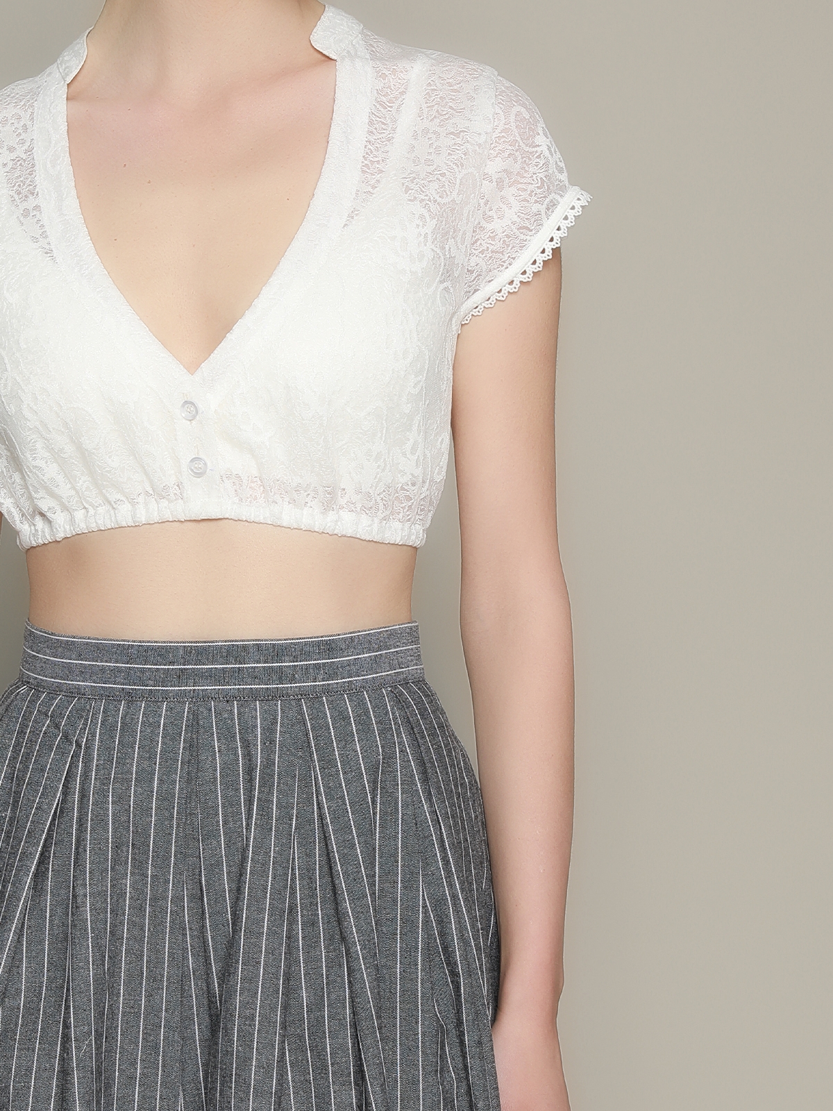 Elegantes weißes Dirndl mit Spitzenbluse