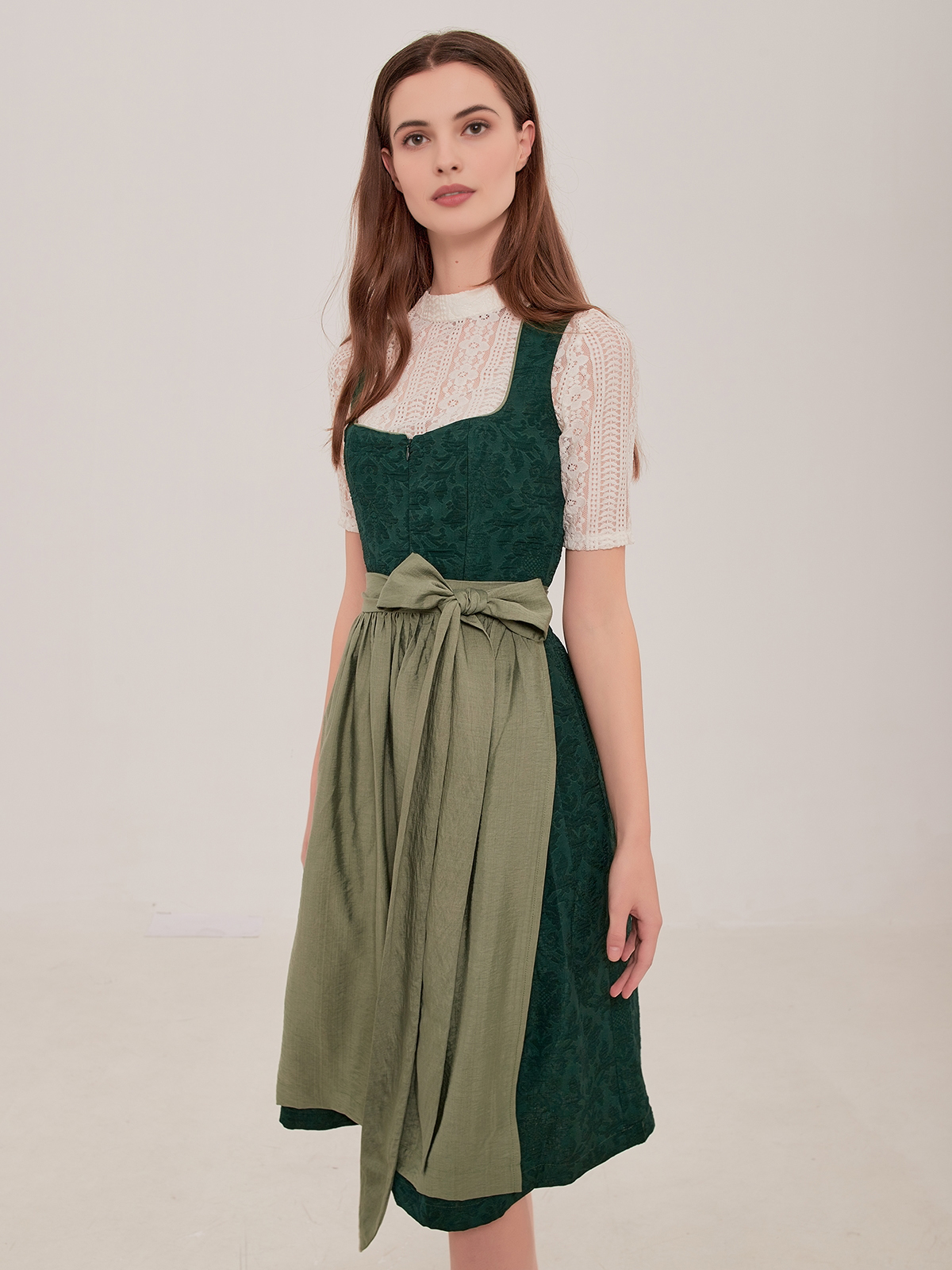 Weiße Kinderbluse mit grünem Dirndl