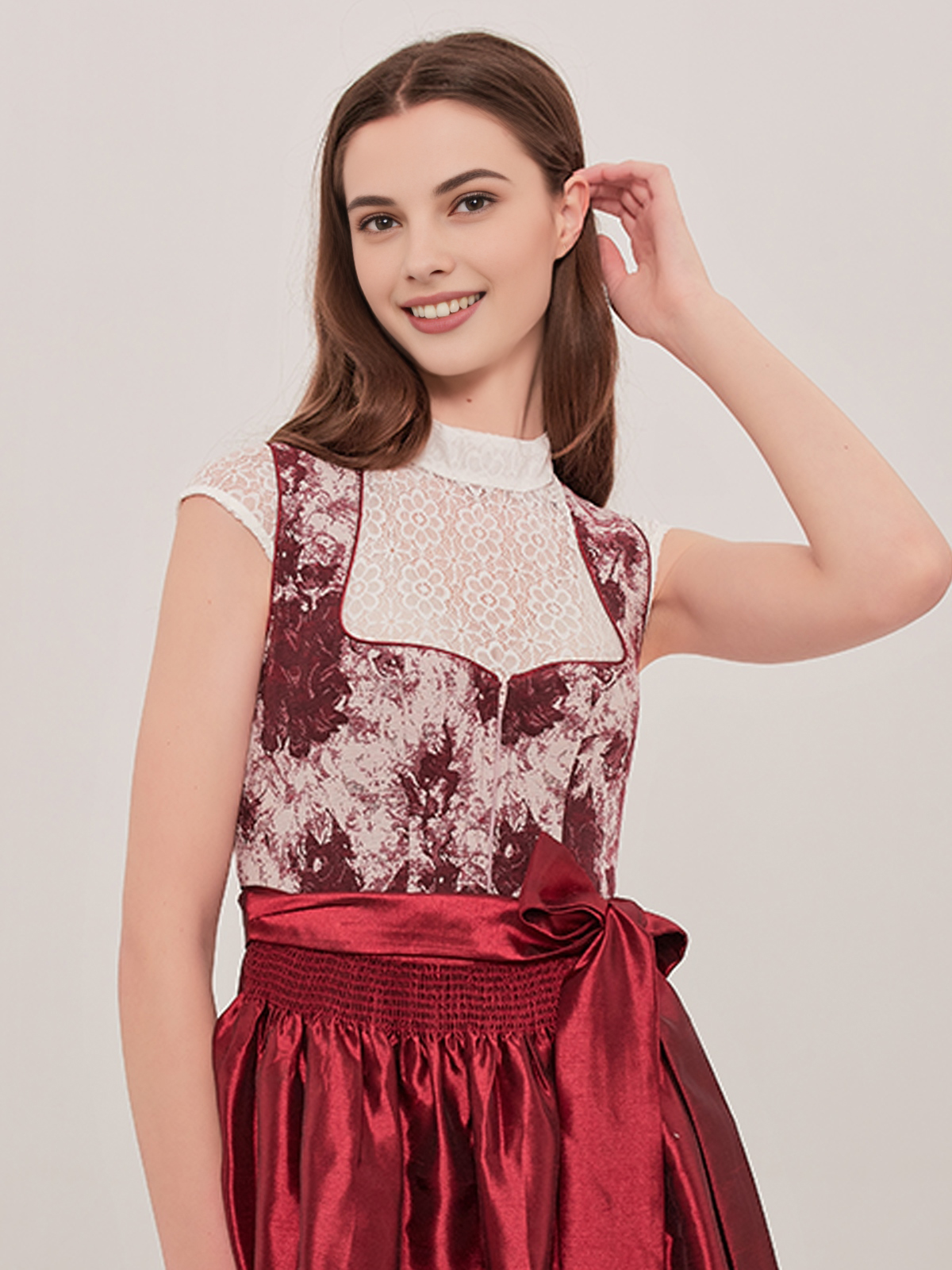 Grünes Dirndl mit floralen Details