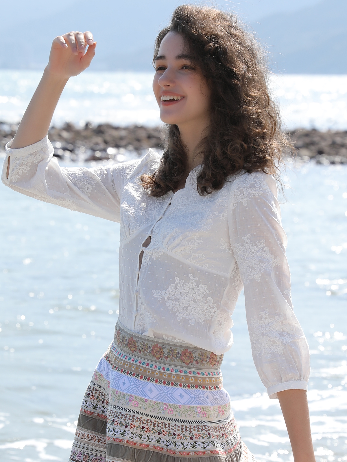 Weiße Bluse mit Dirndl
