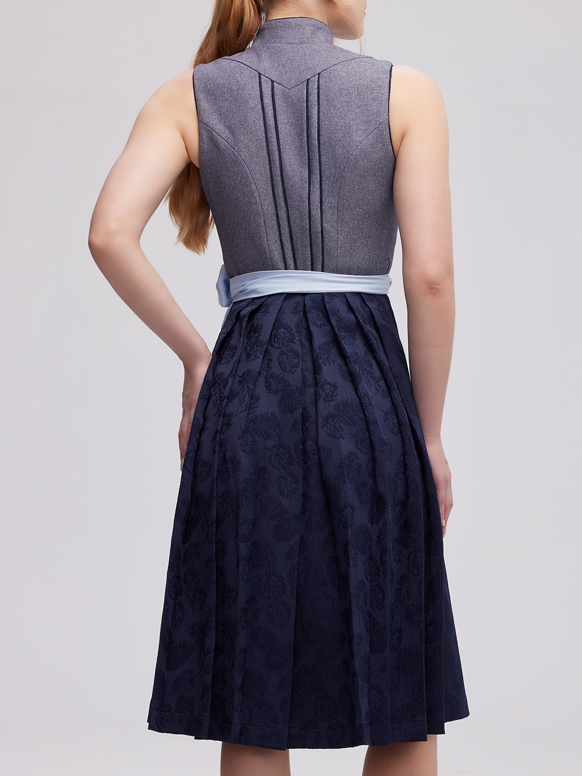 Graues Samt-Dirndl mit eleganter Schürze