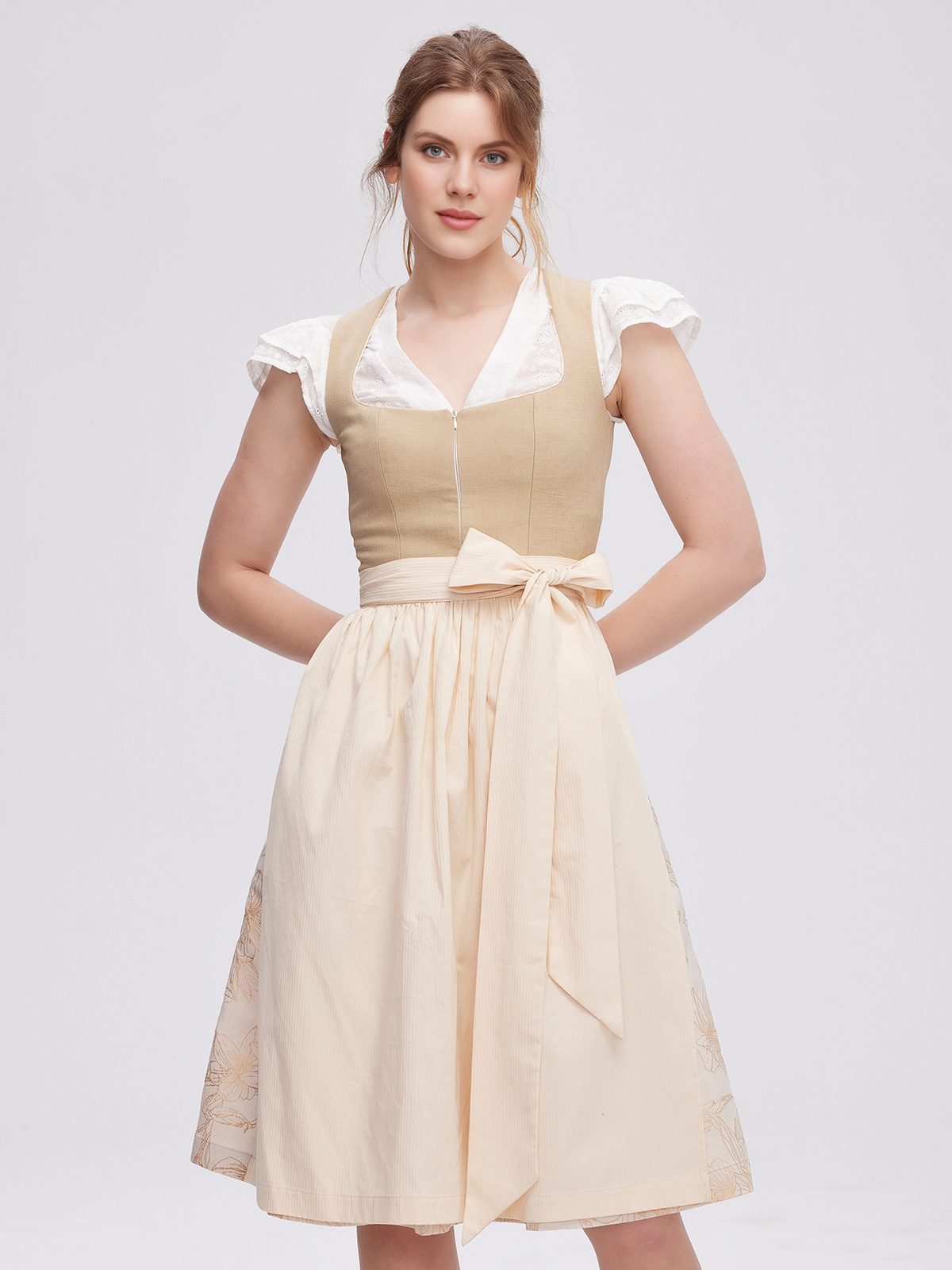 Dirndl mit eleganter Bluse