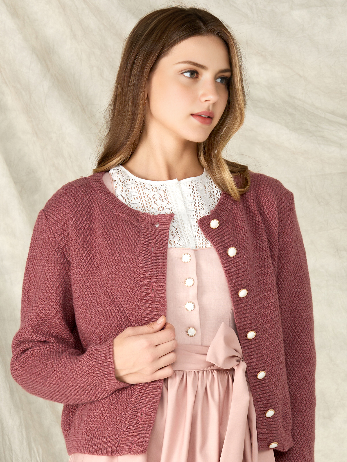 Modernes Dirndl mit Sneakern
