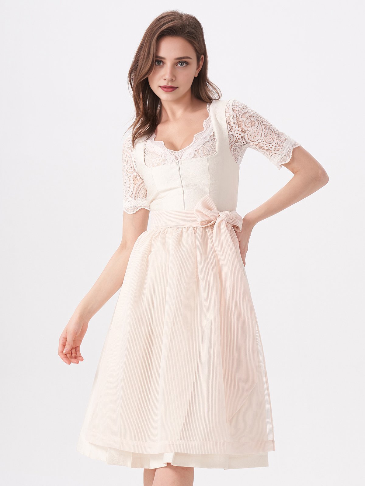 Schwarzes Dirndl mit Spitzenbluse