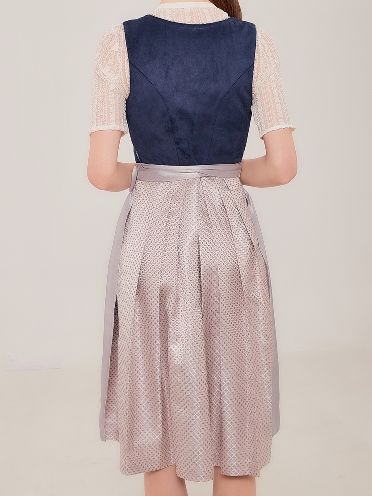 Dirndl in Blau – Eleganz und Tradition vereint