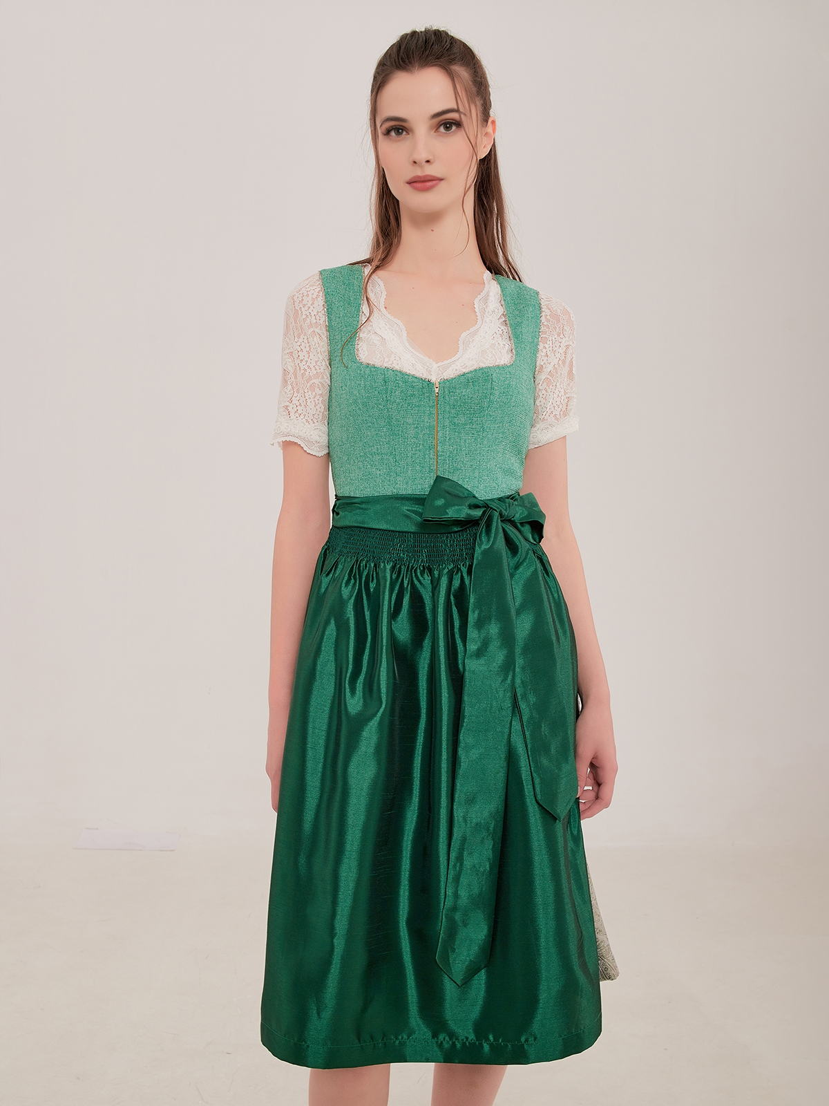 Hellblaues Dirndl mit Spitzenverzierung