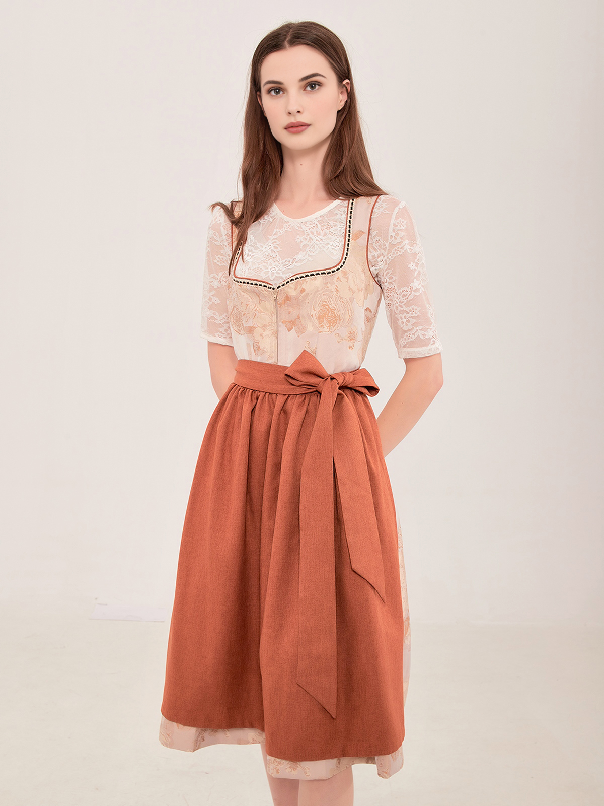 Helles Dirndl in Braun mit modernen Details