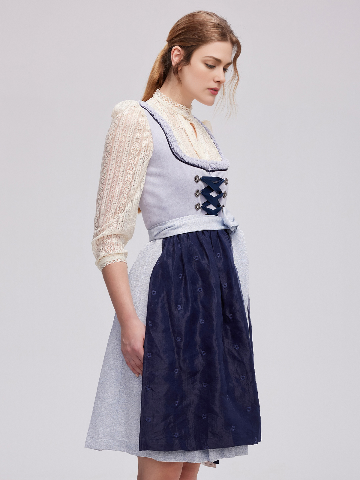 Ja Mei Dirndl in Blau mit floralen Details