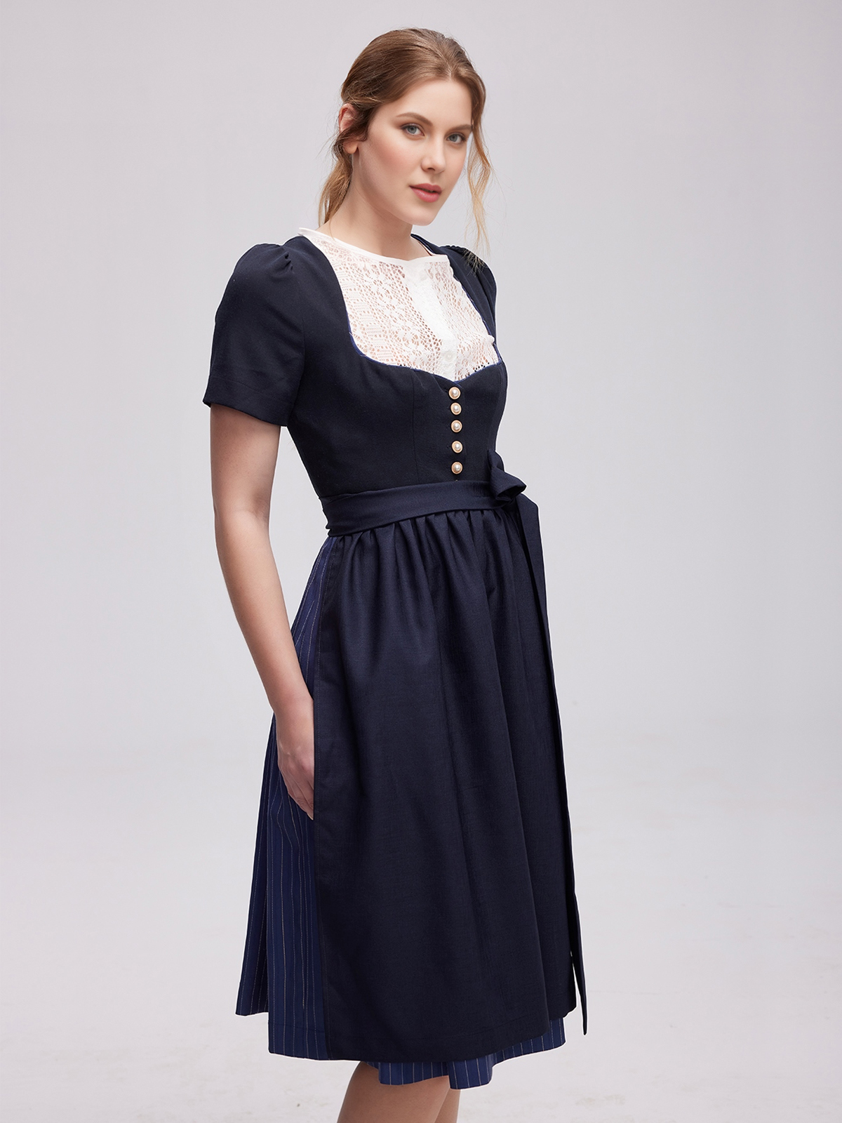 Dirndl in Blau mit tieferem Ausschnitt