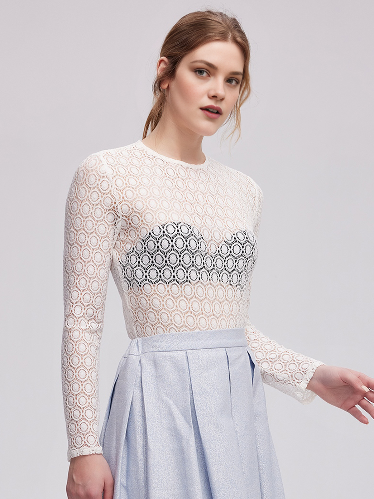 Ein elegantes dunkelblaues Dirndl mit weißer Schürze