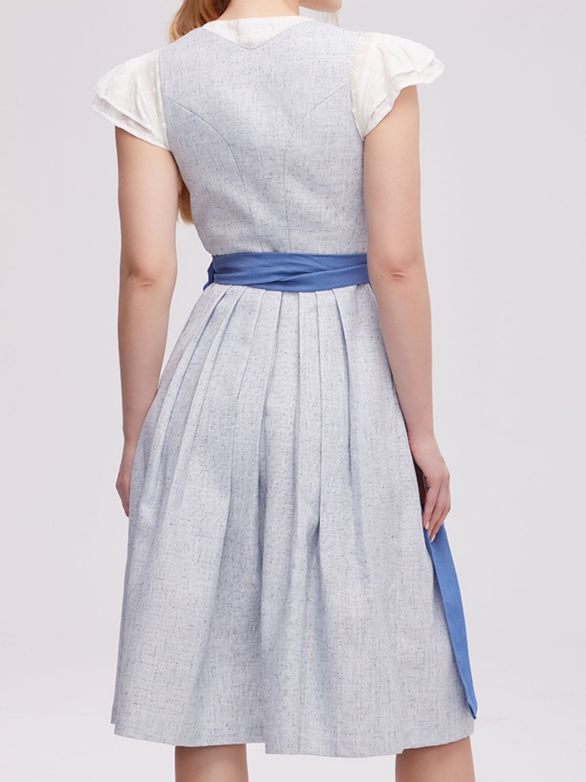 Blaues Samt-Dirndl mit traditioneller Stickerei
