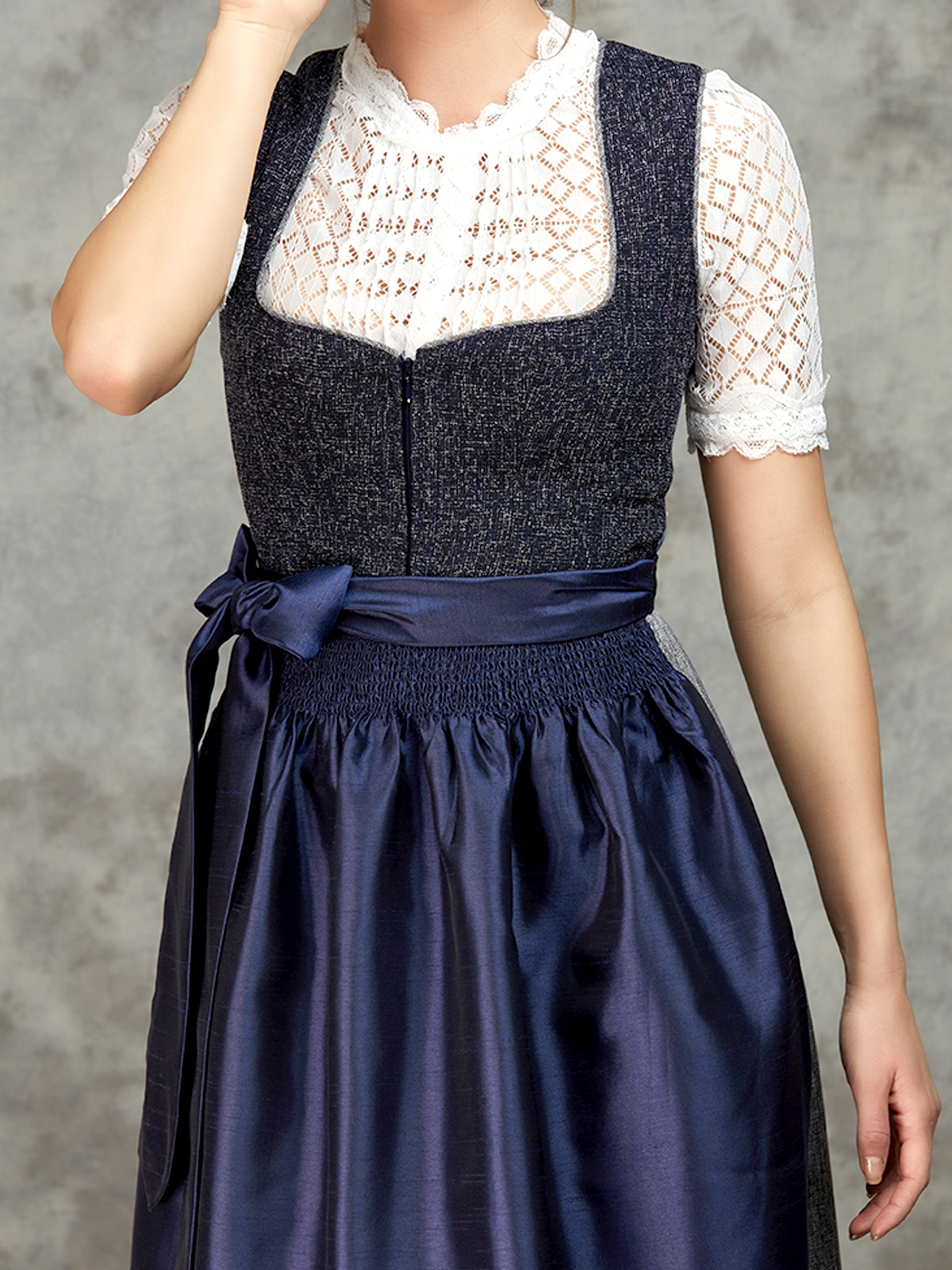 Ein eleganter blauer Ehreer Dirndl mit feinen Details